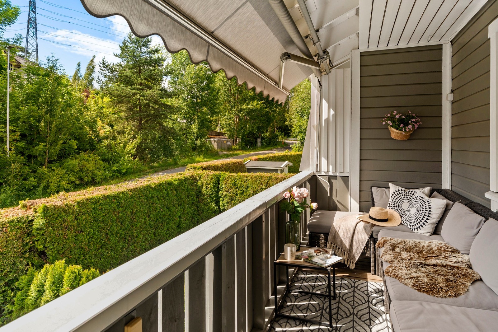 Verandaen er overbygget, noe som øker bruksverdien. Galleribilde