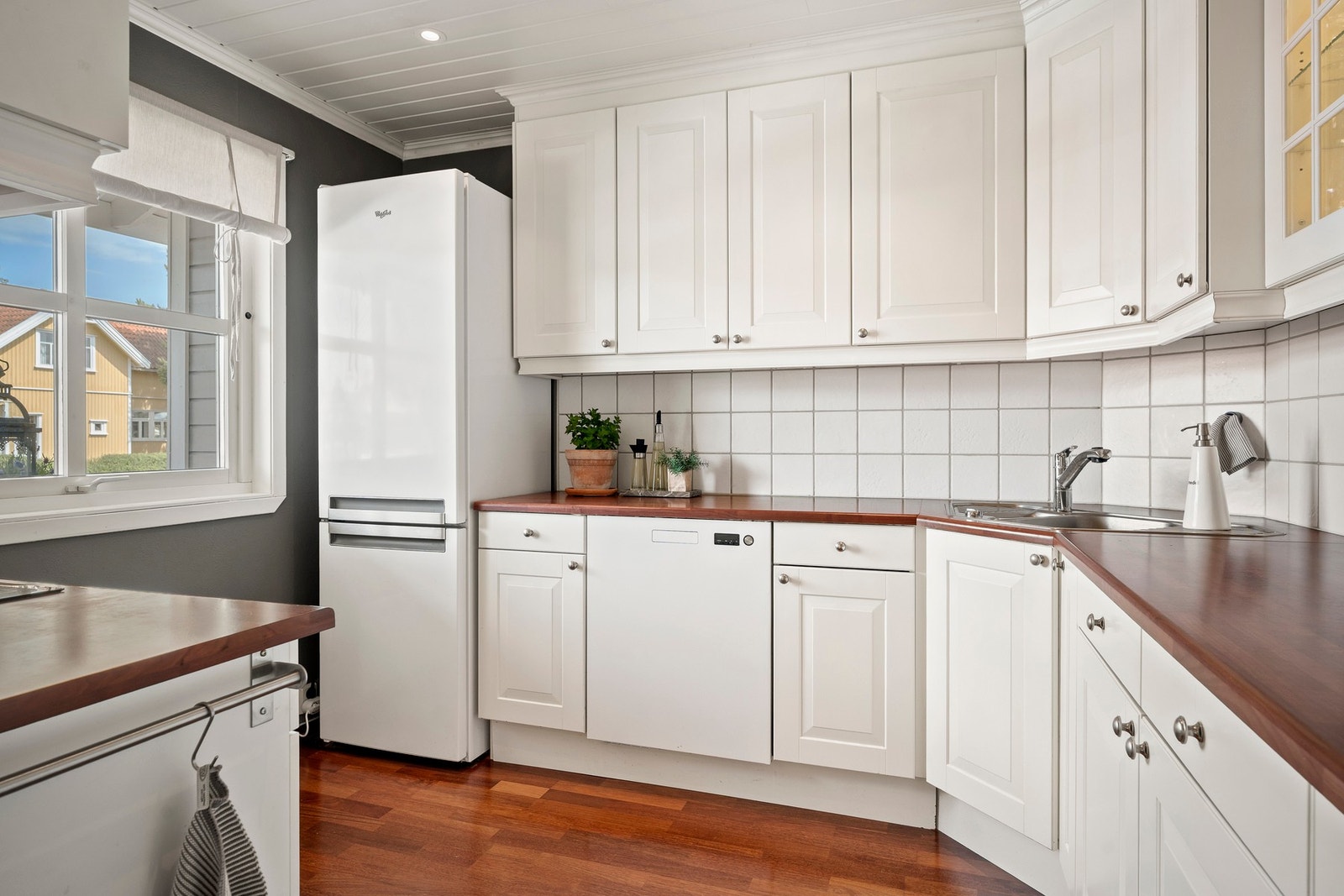 Sigdal kjøkkeninnredning fra 2010 med profilerte fronter. Galleribilde