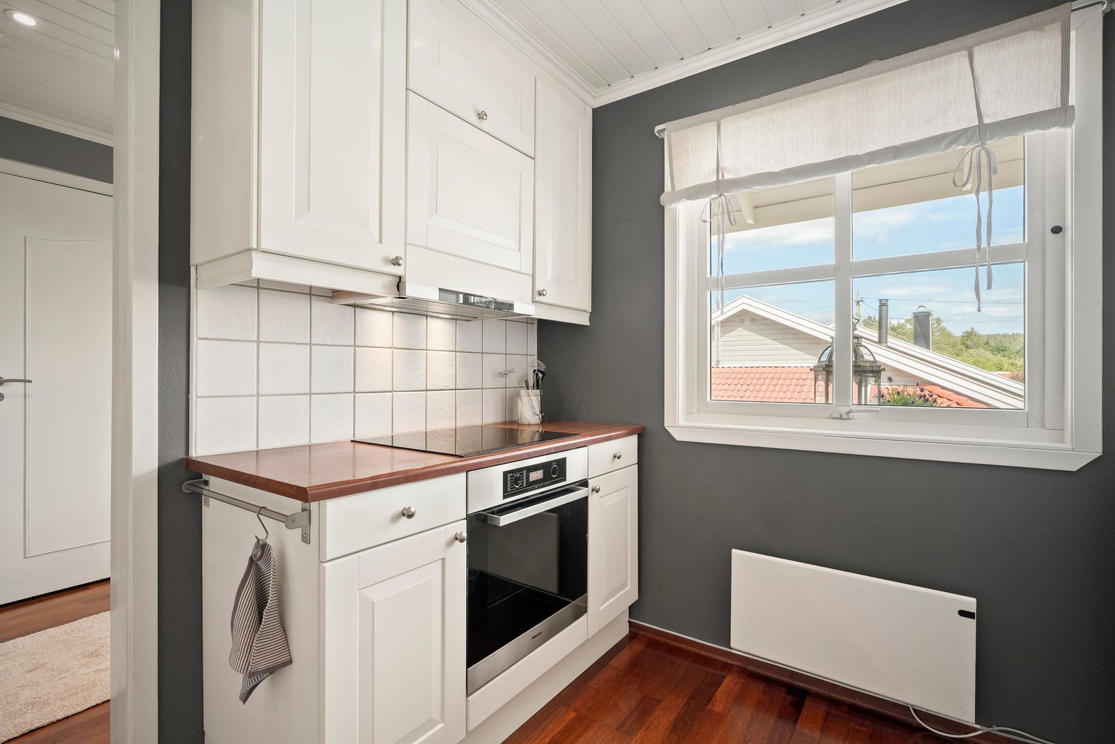 Praktisk kjøkken på eget rom. Galleribilde