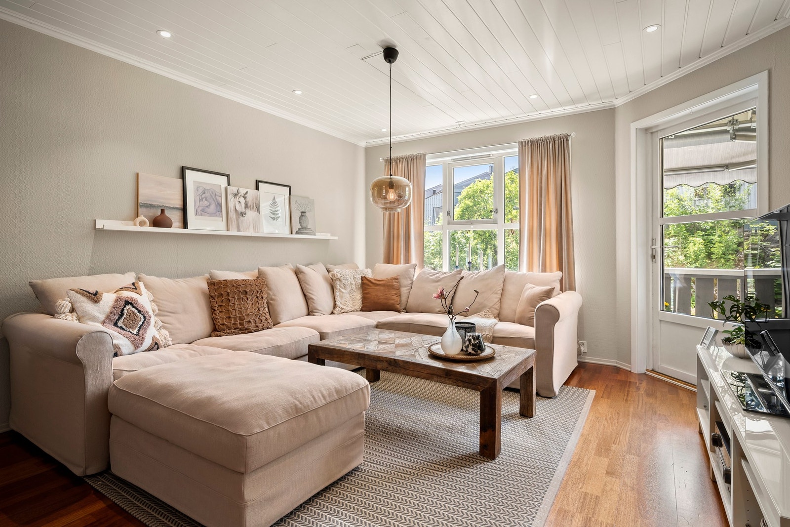 Fra stuen er det utgang til veranda. Galleribilde