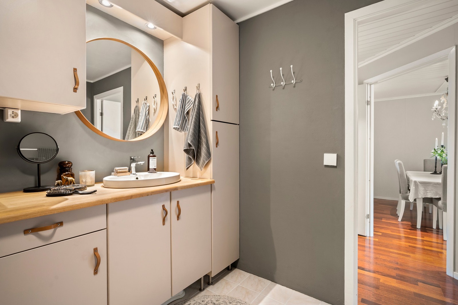 Flislagt bad med varmekabler i gulv. Galleribilde