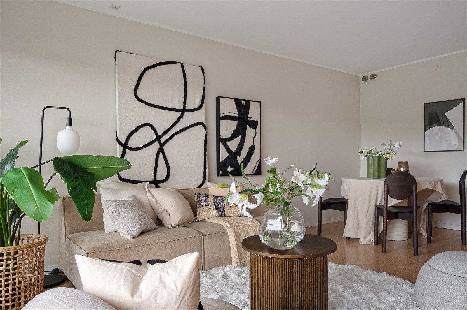 Det er god plass til å innrede med både sofagrippe- og spisebord. Galleribilde