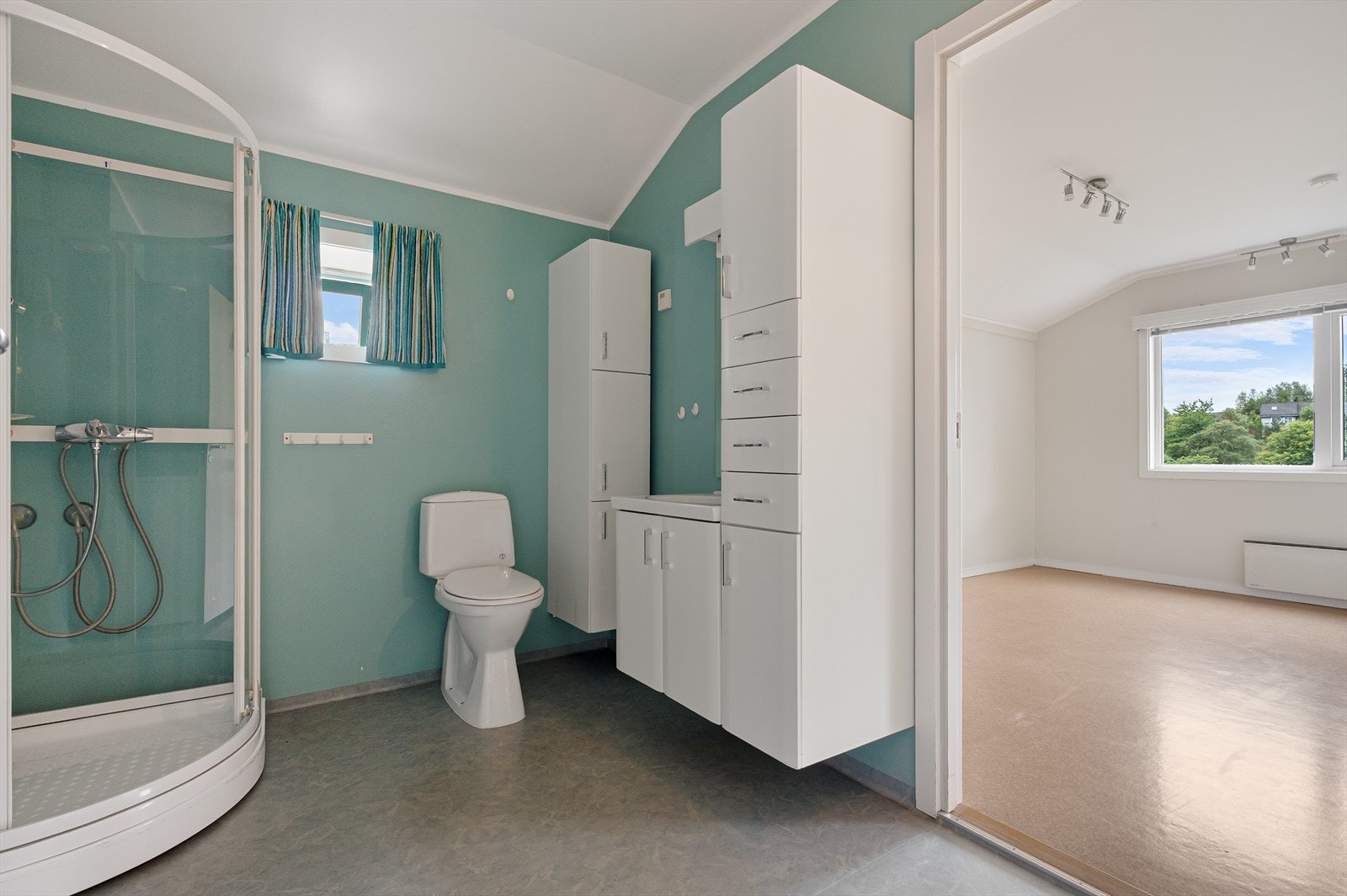 Fra hovedsoverommet er det direkte inngang til badet. Galleribilde