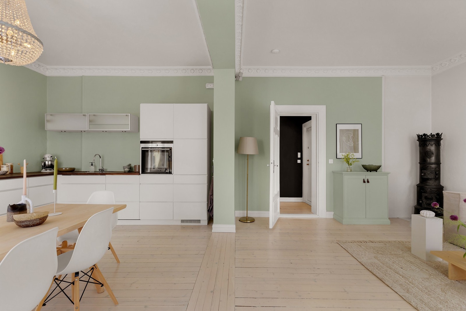 Rommets gode planløsning sørger for et herlig skille mellom de ulike sonene, samtidig som de binder rommet fint sammen. Galleribilde