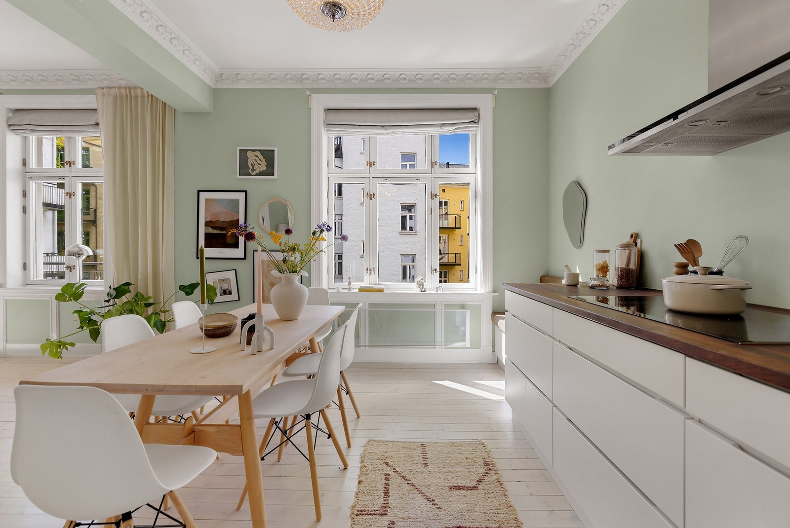 Kjøkkenet ligger perfekt plassert med direkte tilknytning til leilighetens stuedel. Galleribilde