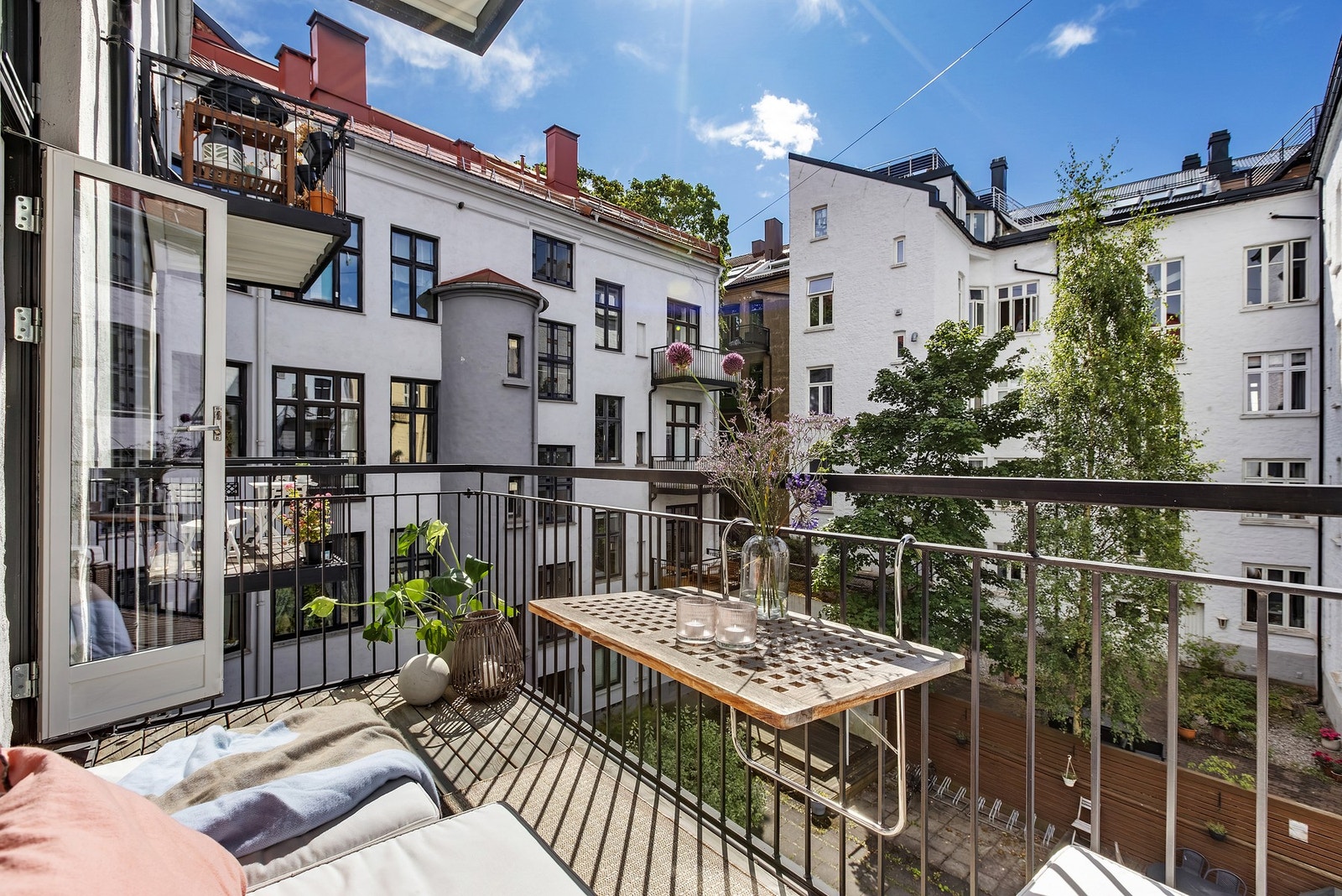 Velkommen til Vibes gate 13D - en lekker tre-roms leilighet hvor det klassiske møter det moderne! Galleribilde