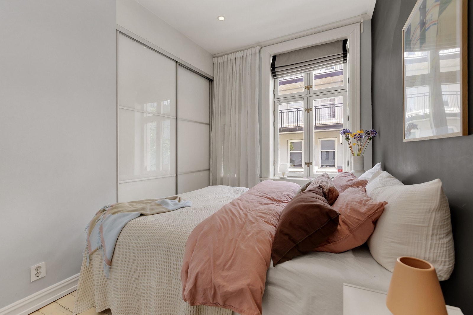 Leiligheten har to lune og behagelige soverom, som begge vender mot skjermet bakgård. Galleribilde