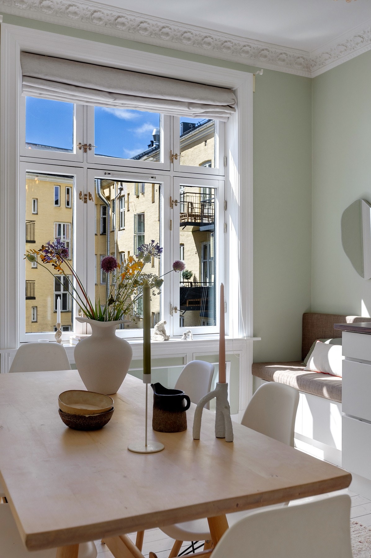 Stue/kjøkken er malt i en tidsriktig fargetone. Galleribilde