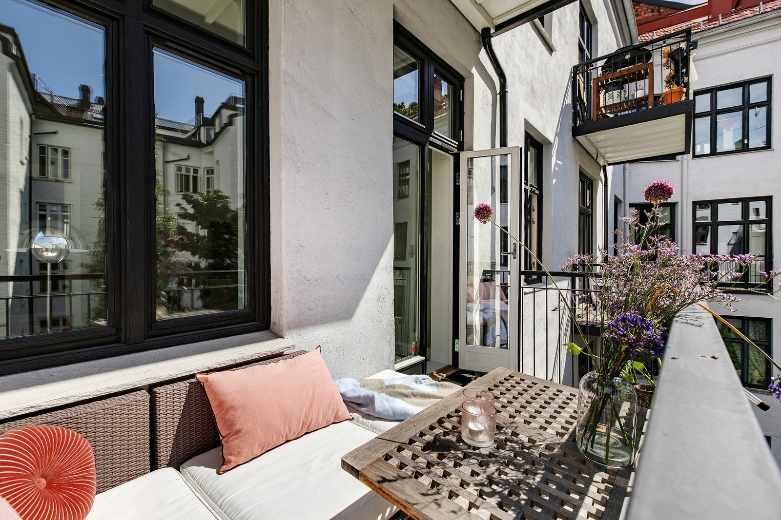 Balkongen vender mot skjermet bakgård. Galleribilde