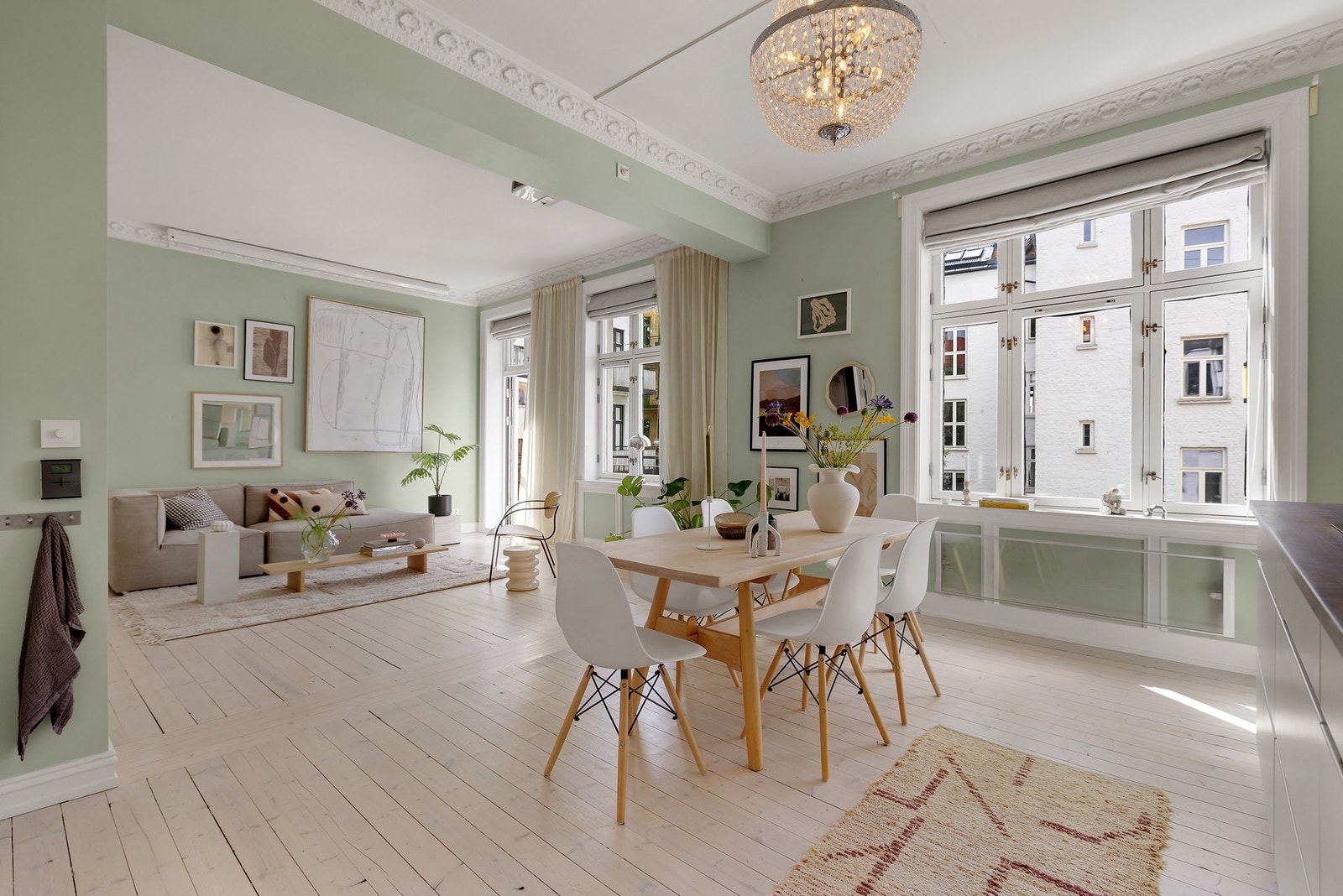 De store, klassiske vindusflatene kombinert med en takhøyde på over tre meter gir rommet en luftig atmosfære og sørger for rikelig med naturlig lys. Galleribilde