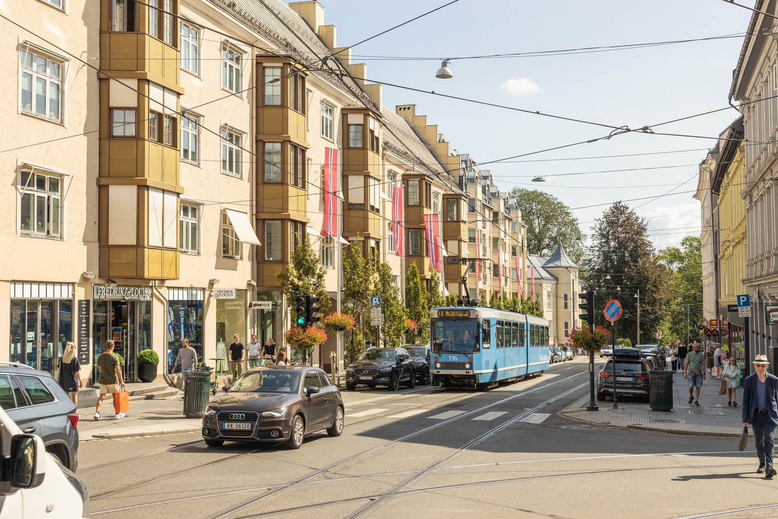Det er også et bredt utvalg av kollektivtransport innen kort gangavstand, som buss og trikk som tar deg til alle byens hjørner. Galleribilde