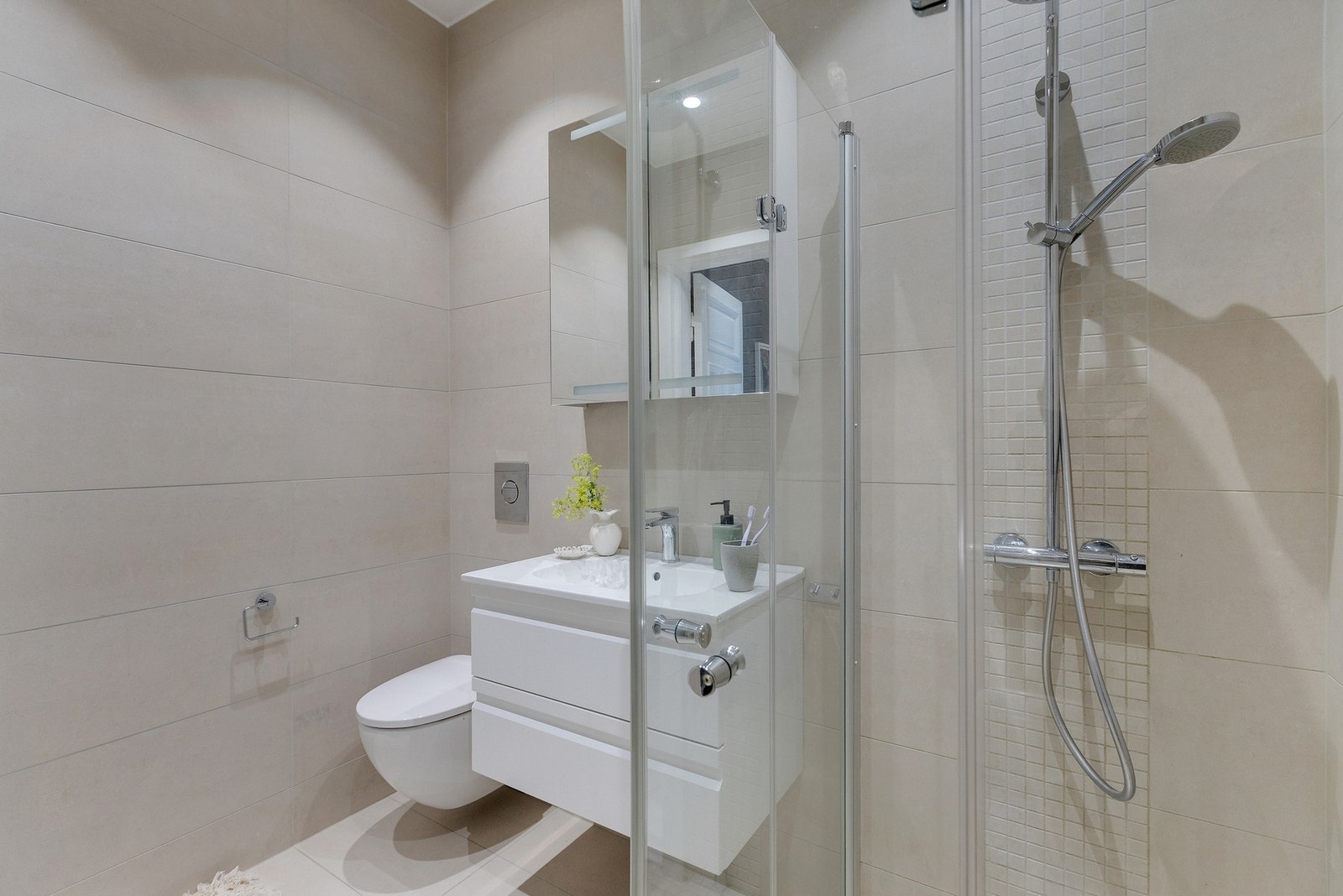 Badet inneholder vegghengt servantinnredning, speilskap og stikkontakt. Galleribilde