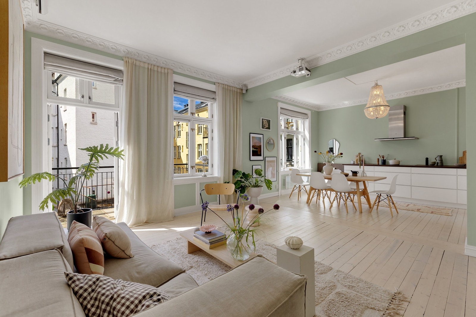 Her får du bla. store vindusflater, god takhøyde og peisovn i stue som harmonerer godt med et ellers stilrent og moderne uttrykk. Galleribilde