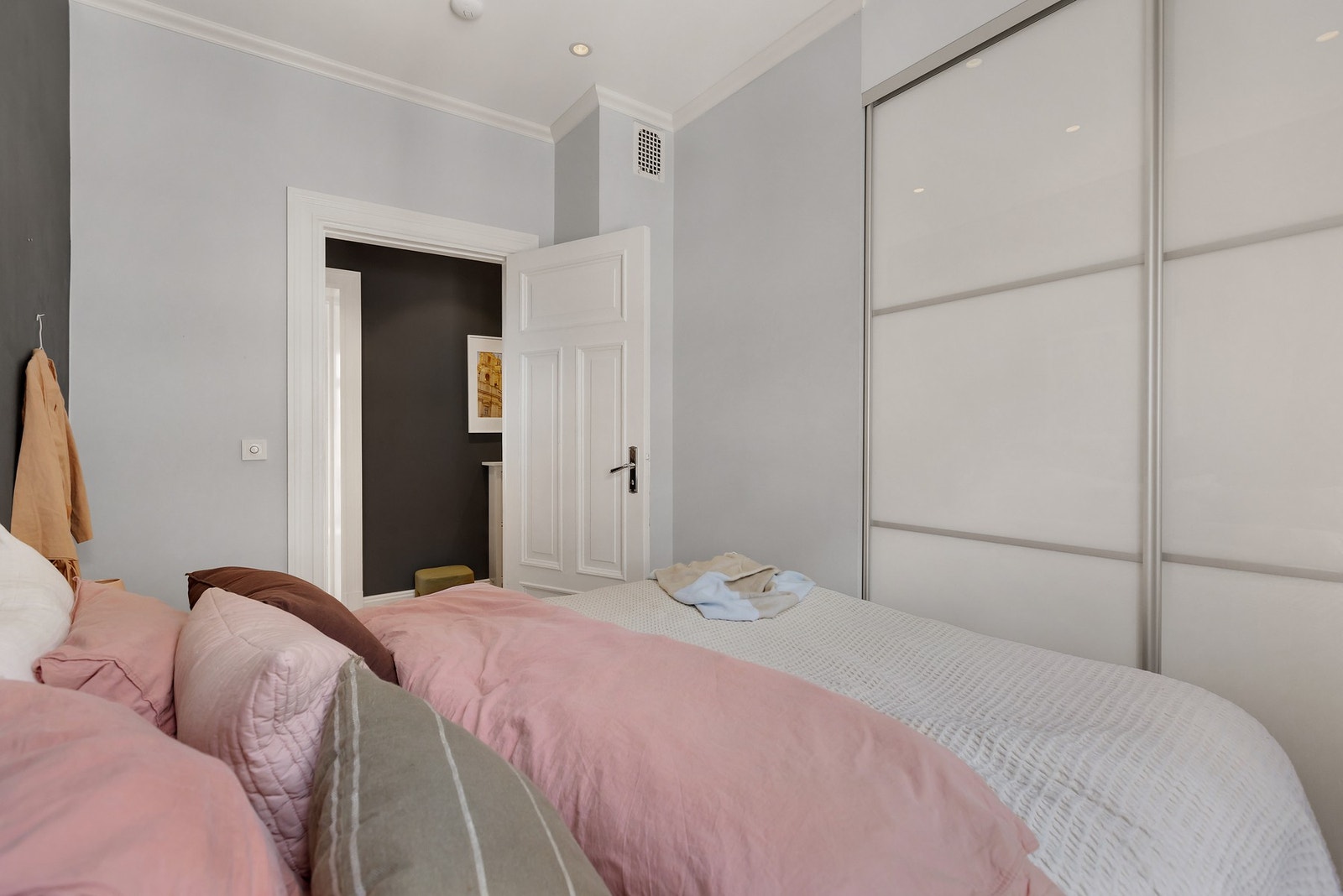 Videre medfølger romslig skyvedørsgarderobe. Galleribilde