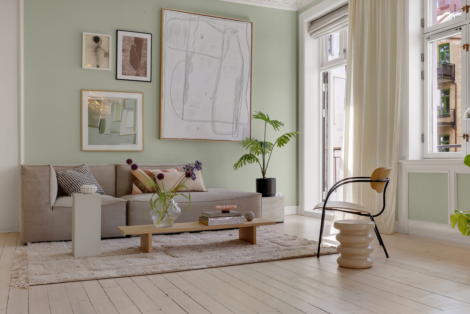 Her har du flere gode møbleringsmuligheter og god plass til sofagruppe, salongbord, TV-seksjon og øvrig ønsket møblement. Galleribilde