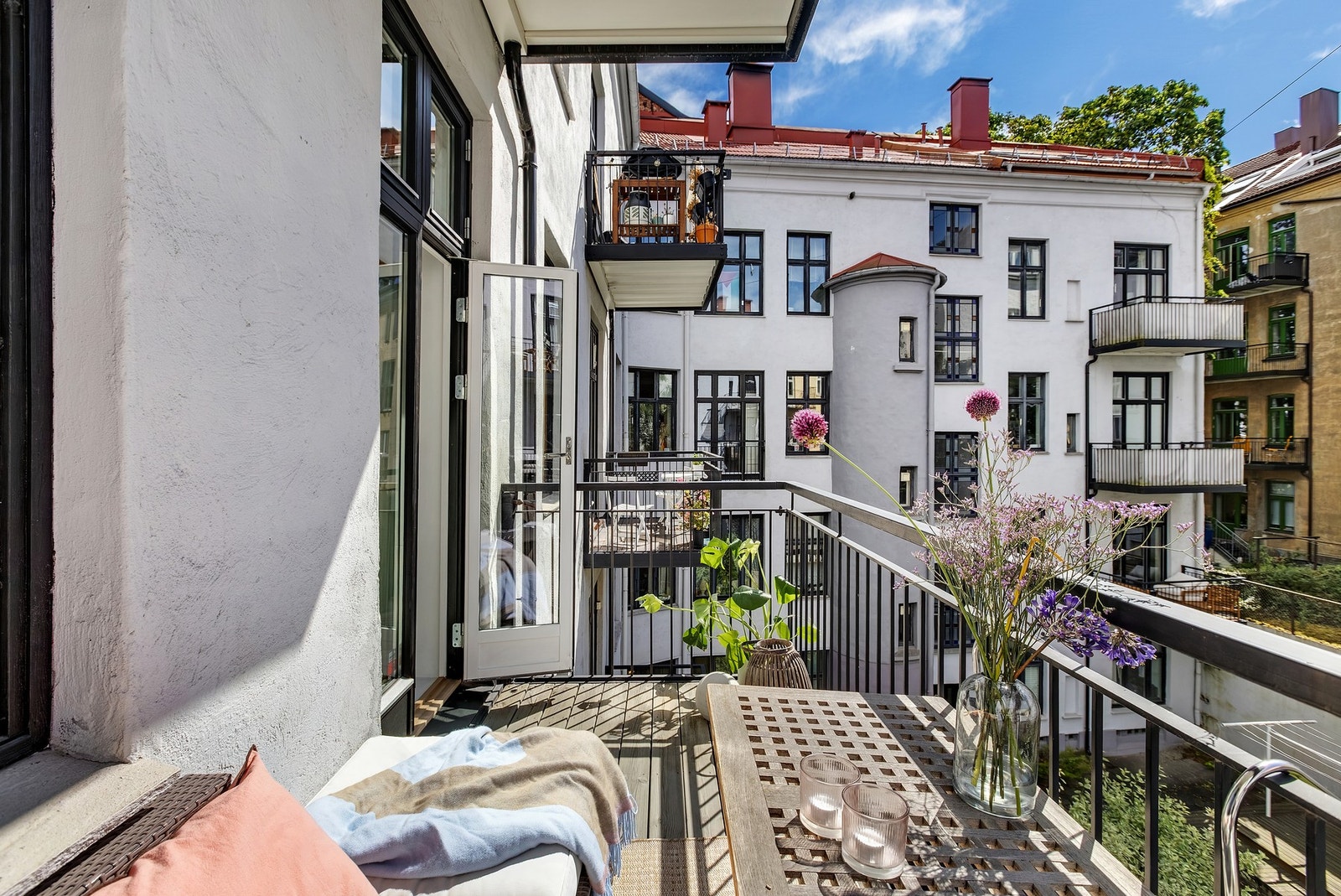 Med god plass til utemøblement, grill og beplantning kan solrike sommerdager nytes her! Galleribilde