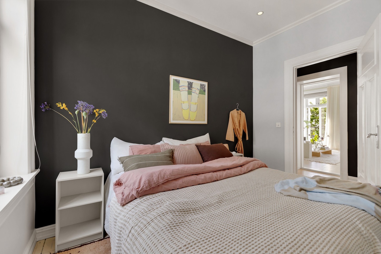 Hovedsoverommet har plass til dobbeltseng og nattbord. Galleribilde