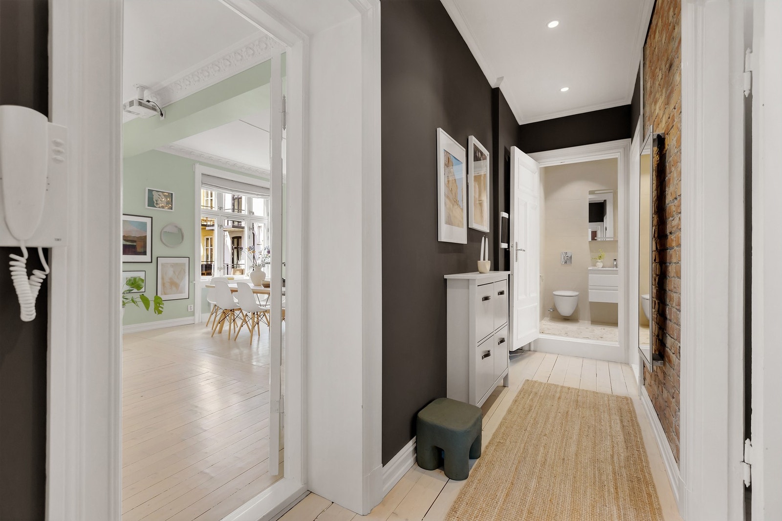 Gulvet er belagt med vakre, originale tregulv, mens veggene består av en kombinasjon av synlig teglstein og malte flater. Galleribilde