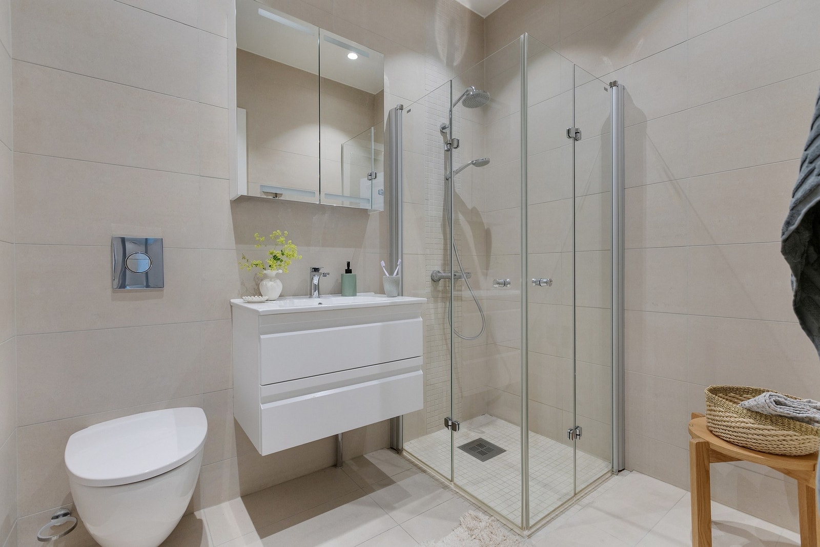 Stilrent og innbydende baderom fra 2013 med flislagte gulv og vegger Galleribilde