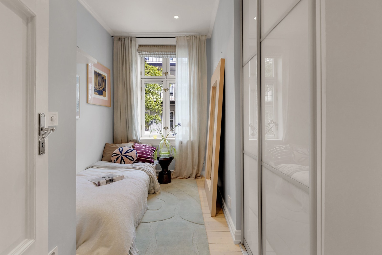 Soverom to har også en fin størrelse med plass til seng og eventuelt en liten kontorpult. Galleribilde