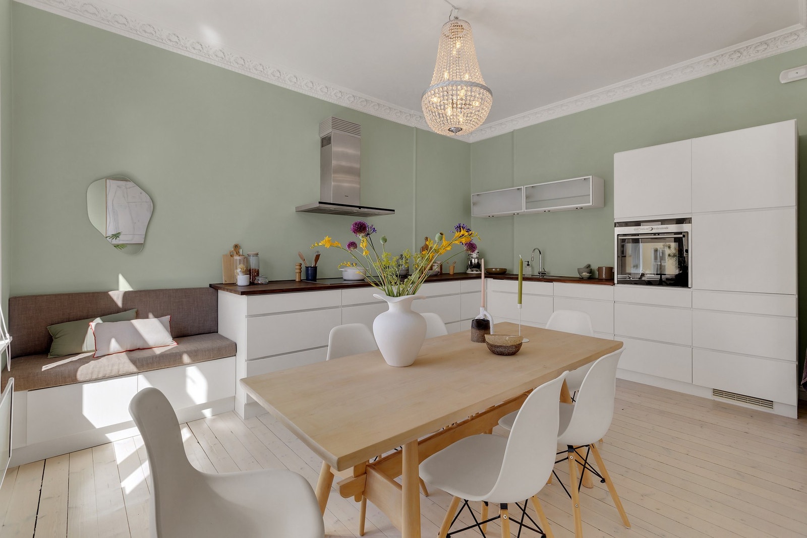 Videre finner du her integrerte hvitevarer som kjøleskap, oppvaskmaskin og stekeovn, samt ventilator med kullfilter plassert over platetopp. Galleribilde