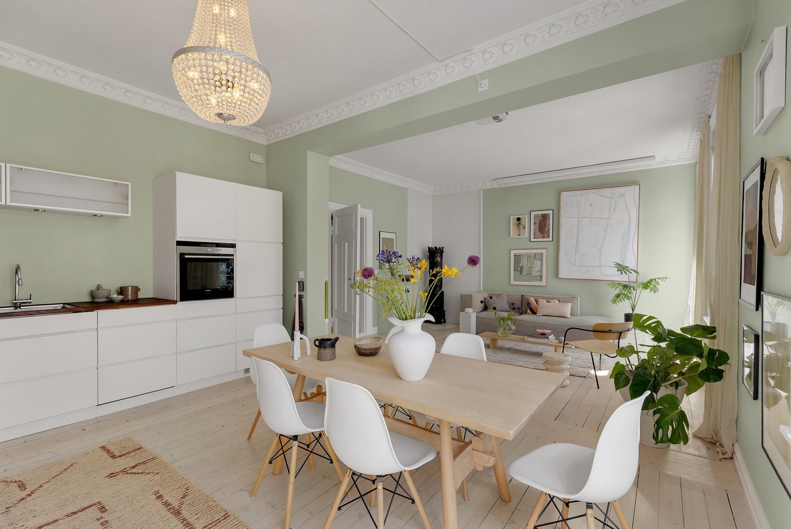 Romslig kjøkken med pen og stilren kjøkkeninnredning fra 2013. Galleribilde