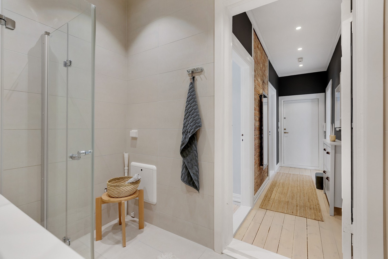 Opplegg og plass til vaskemaskin. Varmekabler i gulv og avtrekksventil i himling. Det bemerkes at lys på speilskap er defekt. Galleribilde