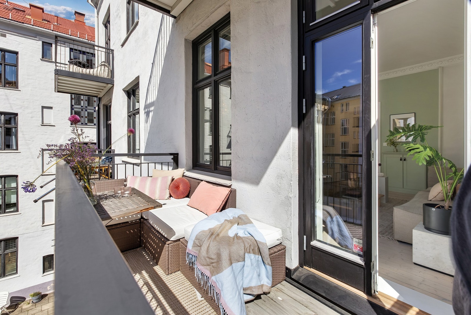 Balkongen vil føles som en herlig forlengelse av boligen på varmere dager. Galleribilde