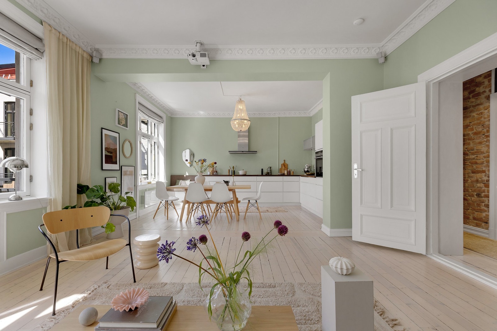 Leiligheten har en svært hyggelig og romslig stue. Galleribilde