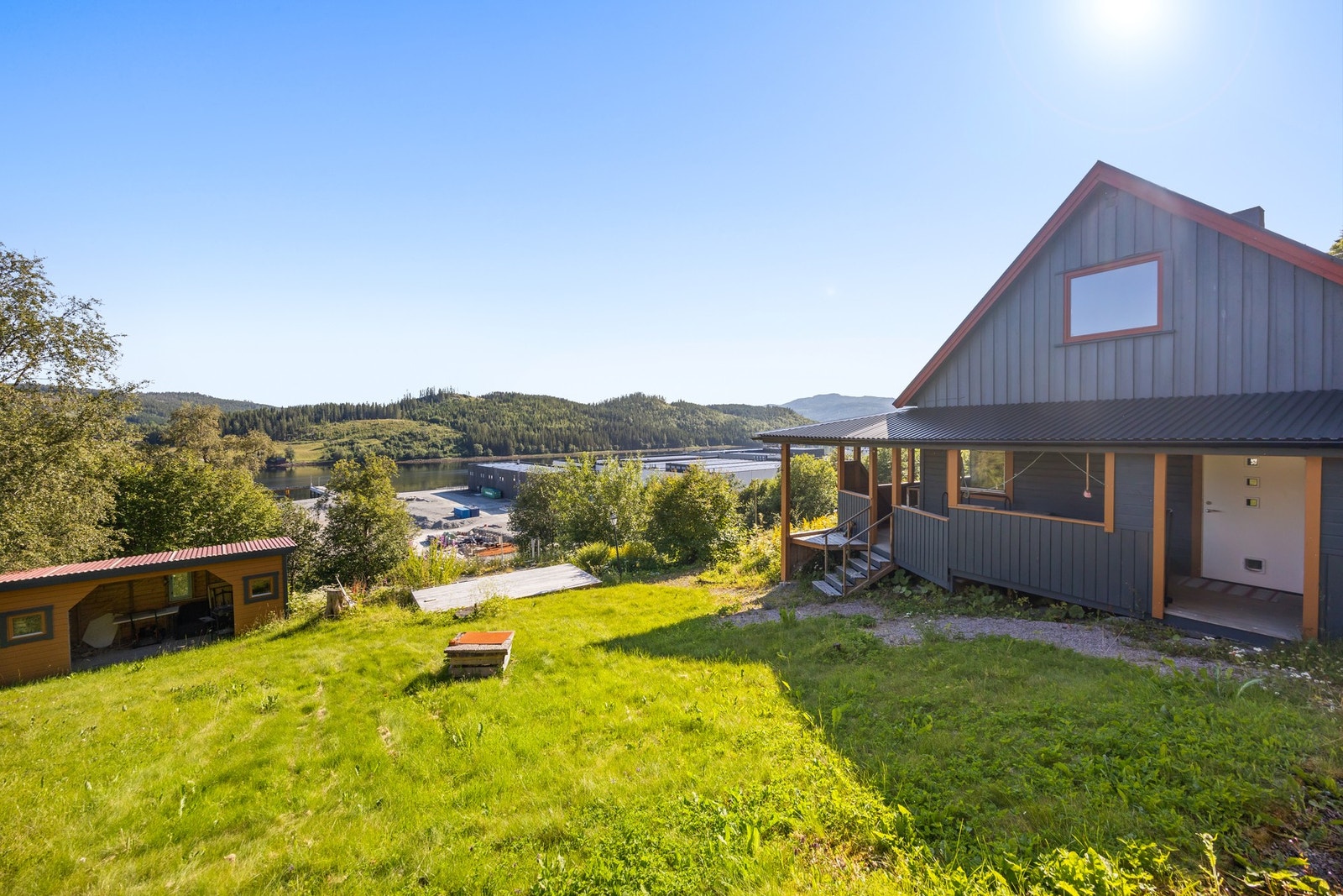 Eiendommen har utsikt mot sjøen. Galleribilde