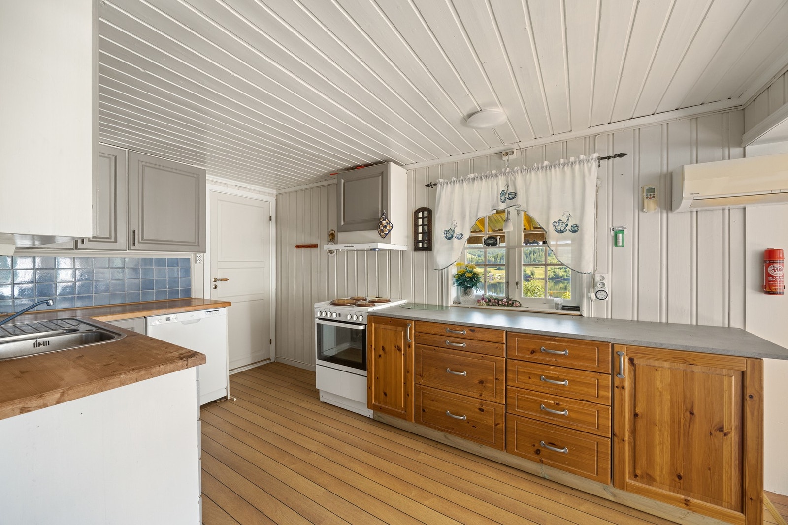 Kjøkkenet har godt med skap- og benkeplass. Her har man god arbeidsplass. Galleribilde