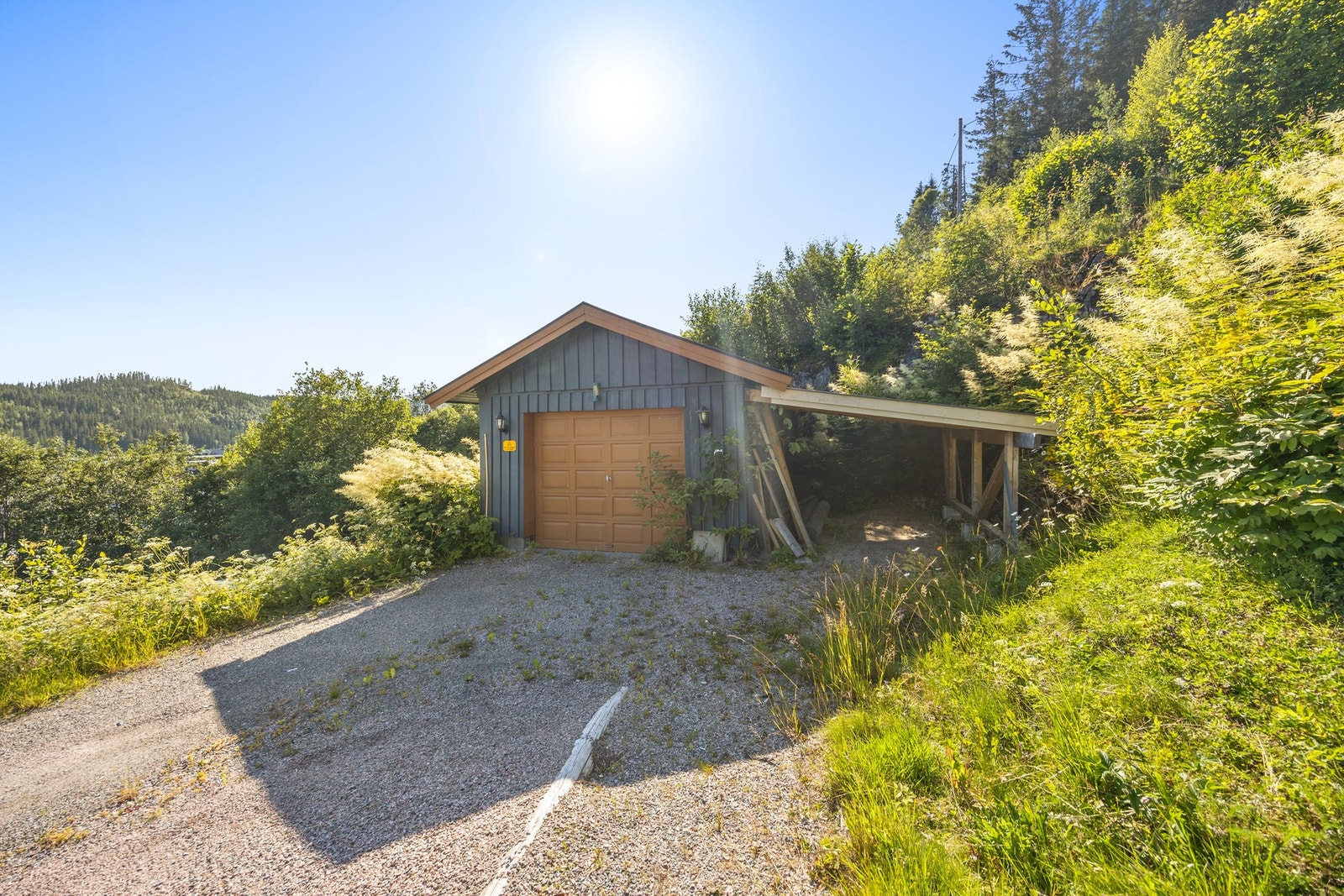 På eiendommen kan man parkere på romslig gårdsplass eller i garasje. Galleribilde