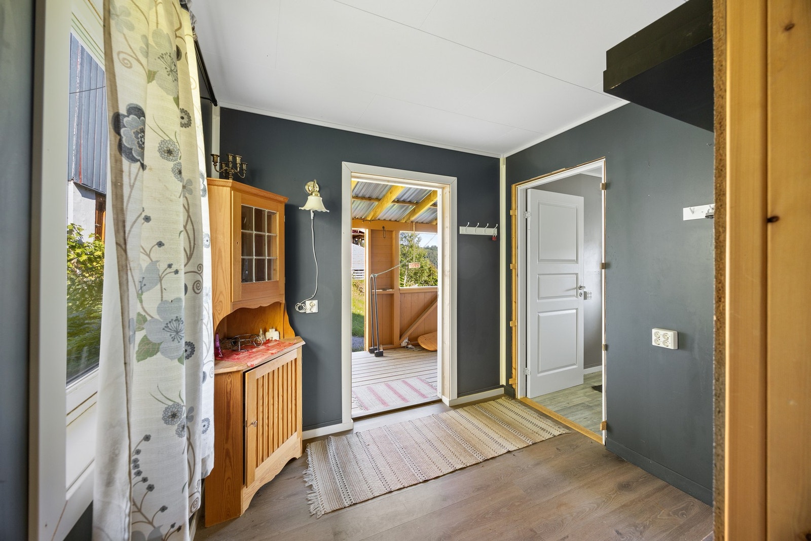 Gang med plass til å sette sko og henge fra seg klær. Galleribilde