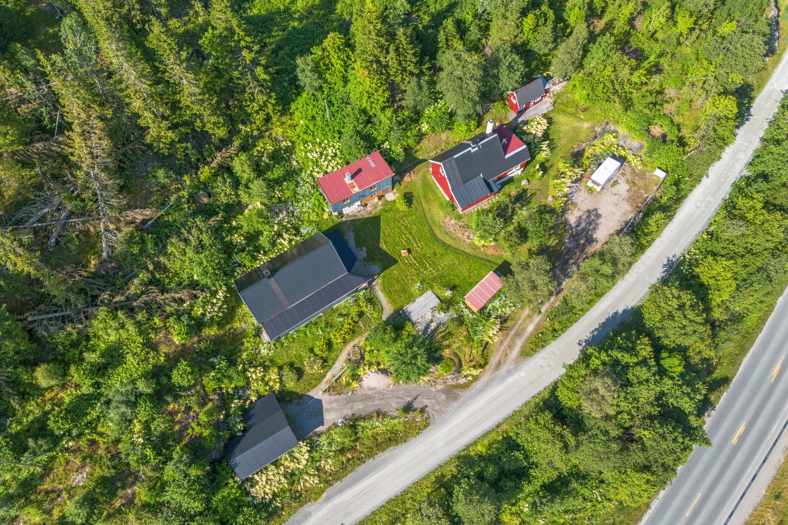 Eiendommen har både garasje og uthus, samt en tomt på over 1,2 mål. Galleribilde