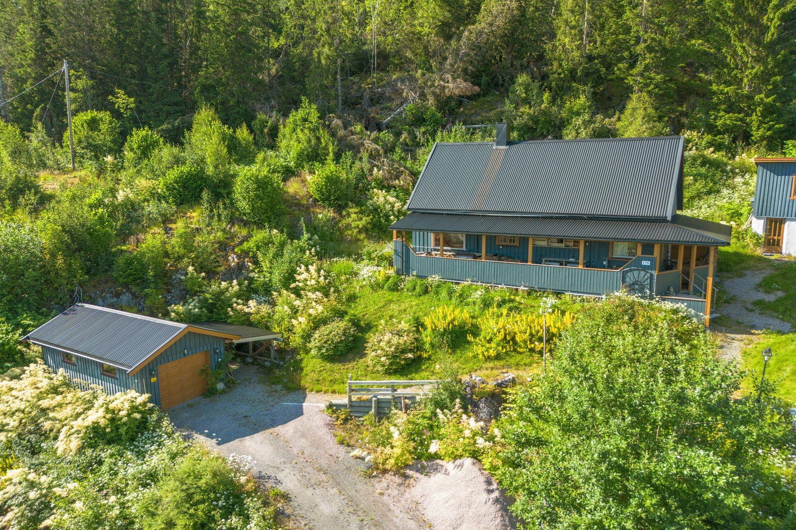 Eiendommen har en attraktiv og fredelig beliggenhet med nydelig utsikt over fjorden og Bartneslandet. Galleribilde