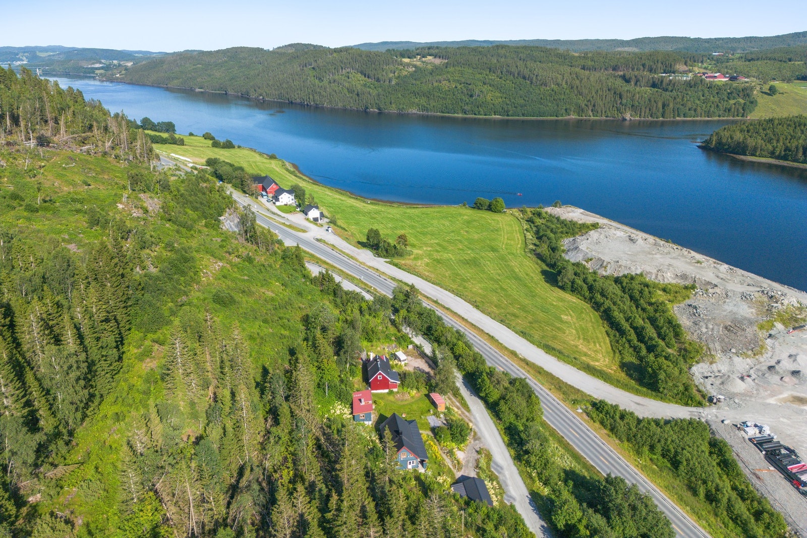 Tomten grenser mot skog. Galleribilde
