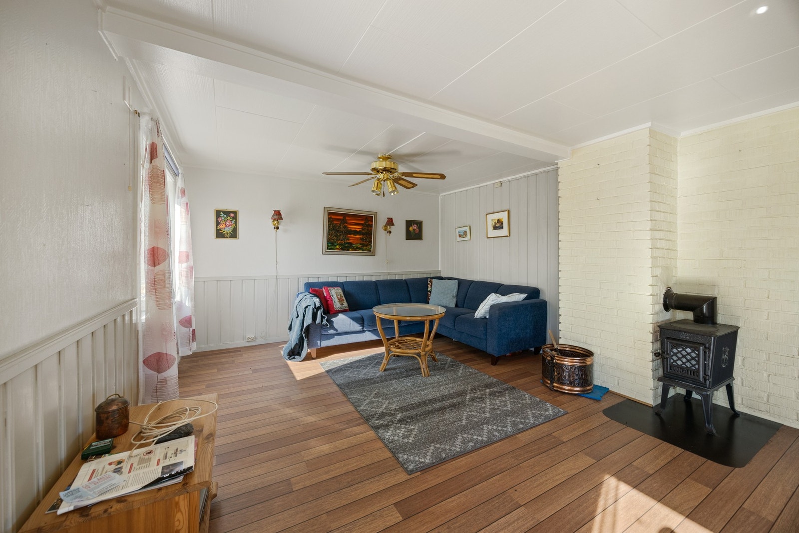 Stuen varmes opp med både vedfyring og varmepumpe. Galleribilde