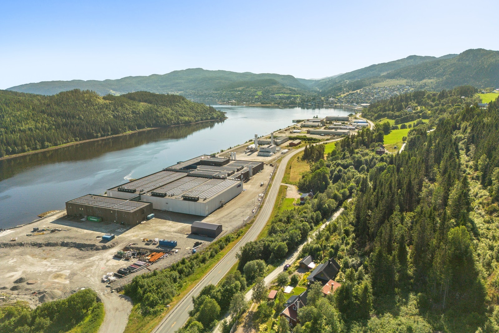 Eiendommen ligger i Sundbygda, ca 2 km øst for Malm sentrum. Fritt beliggende med flott utsikt mot fjorden. Galleribilde