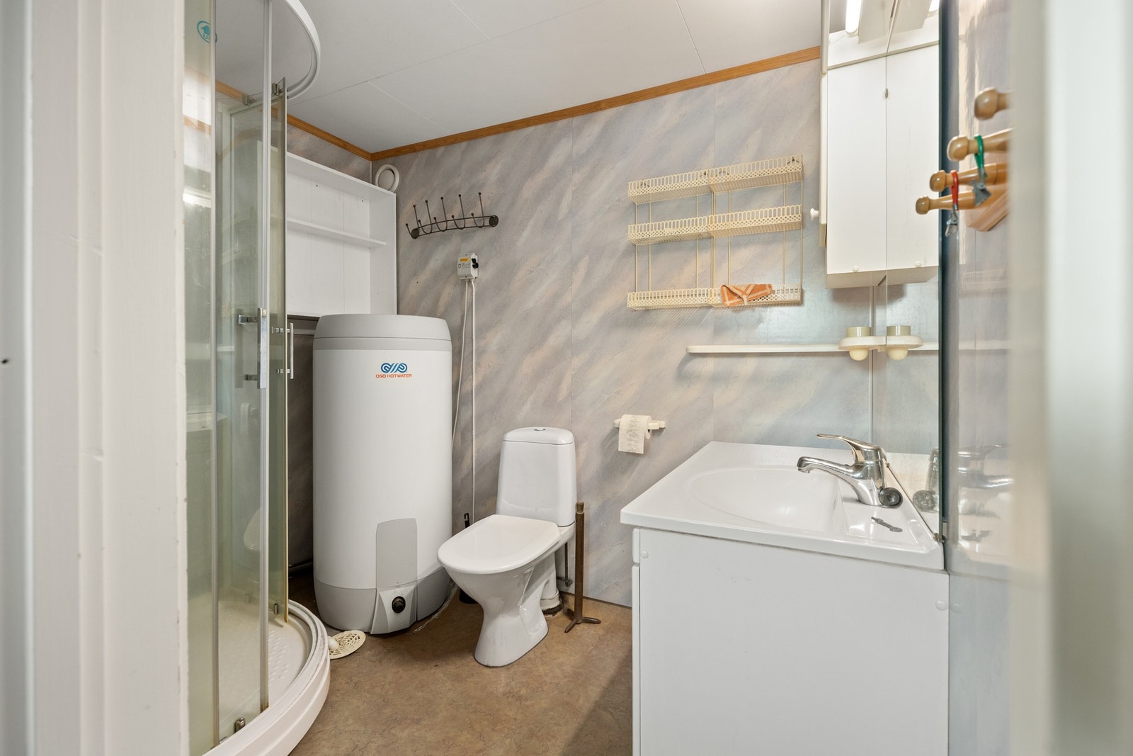 Badet har dusjkabinett toalett og servant. Galleribilde