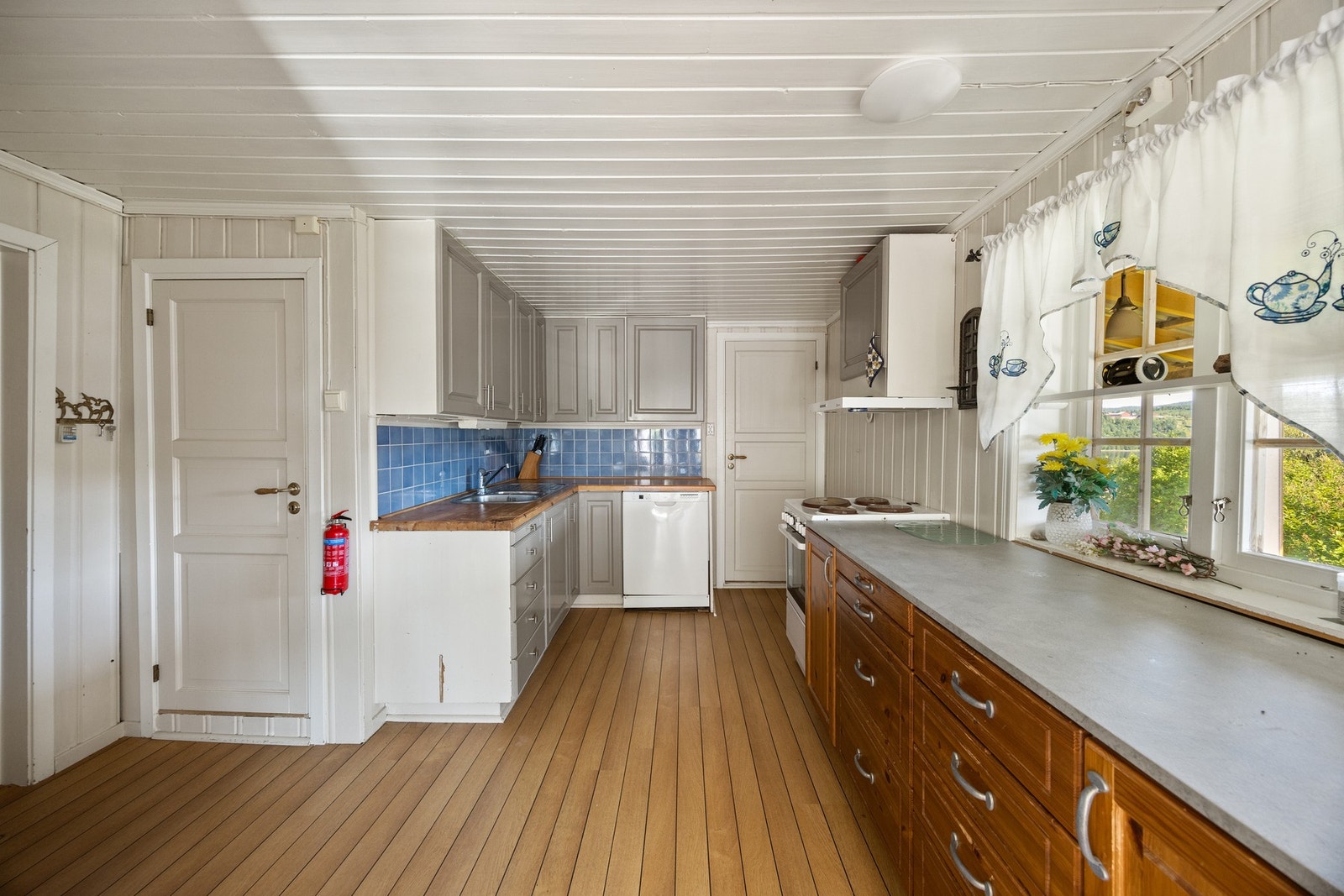 Kjøkkenet har avsatt plass til komfyr, kjøleskap og oppvaskmaskin. Galleribilde