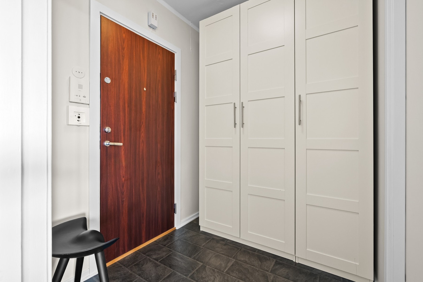Entreen er lys og fin med slette vegger og fliser på gulv. Det er også god plass til oppbevaring i garderobeskapet. Galleribilde