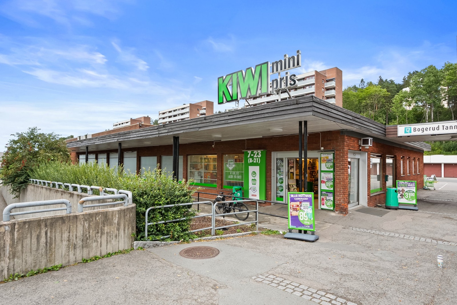 Dagligvarehandelen kan bla. gjøres ved KIWI som ligger 2 minutter unna boligen. Like i nærheten finner du også den populære frukt og grønt butikken. Galleribilde