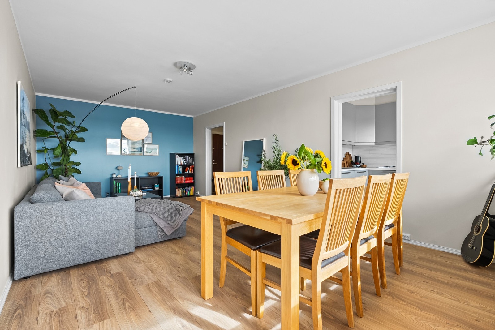 Fra balkongen har leiligheten en romslig stue med plass til hyggelig spisegruppe og sofakrok. Galleribilde
