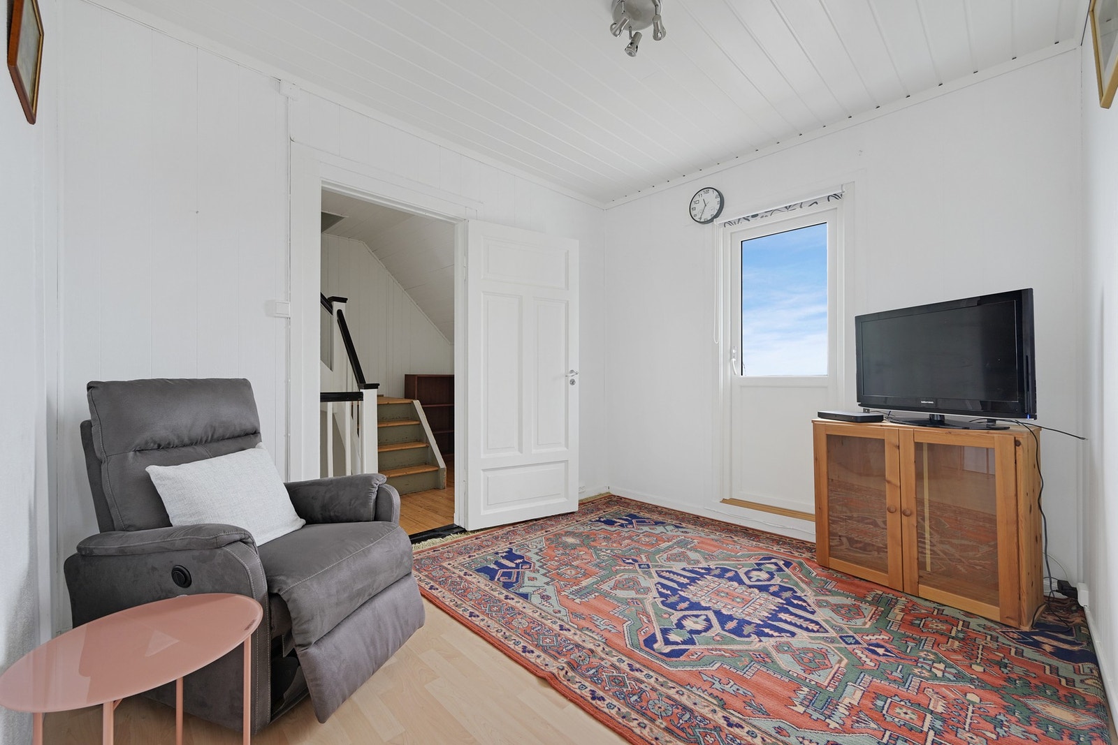 I denne etasjen finner vi en mindre TV-stue/kontor med utgang til veranda Galleribilde