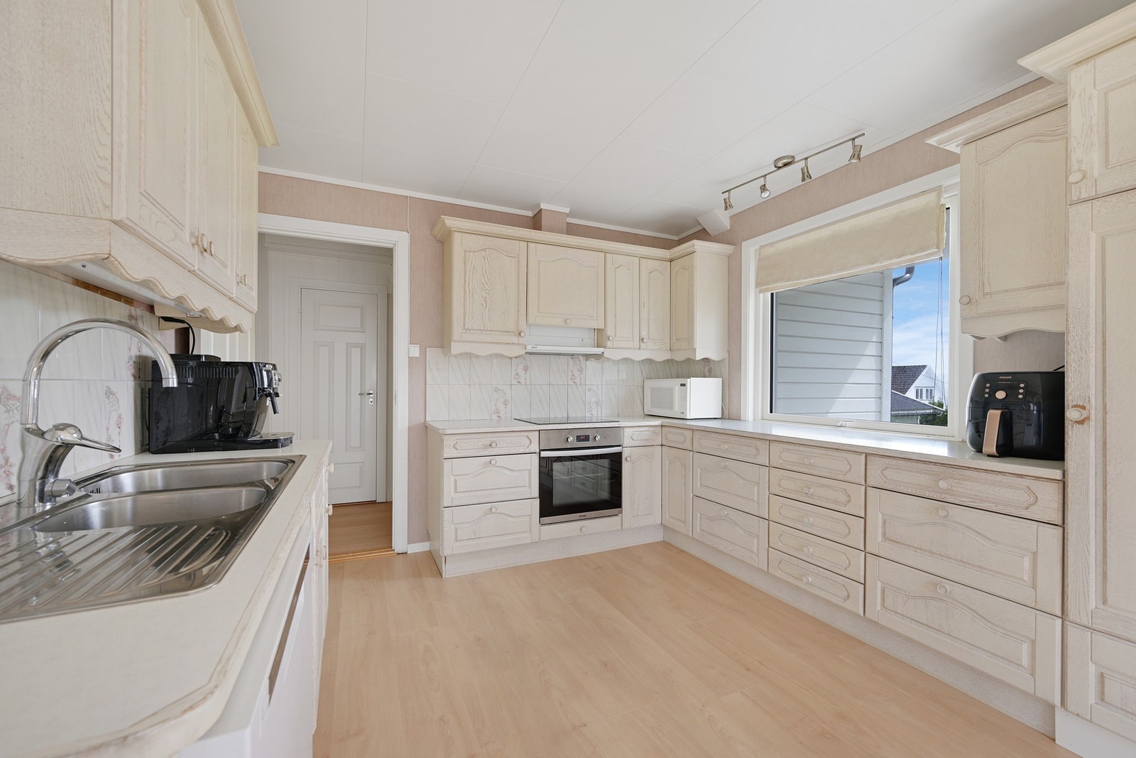 Et praktisk kjøkken med masse benkeplass Galleribilde