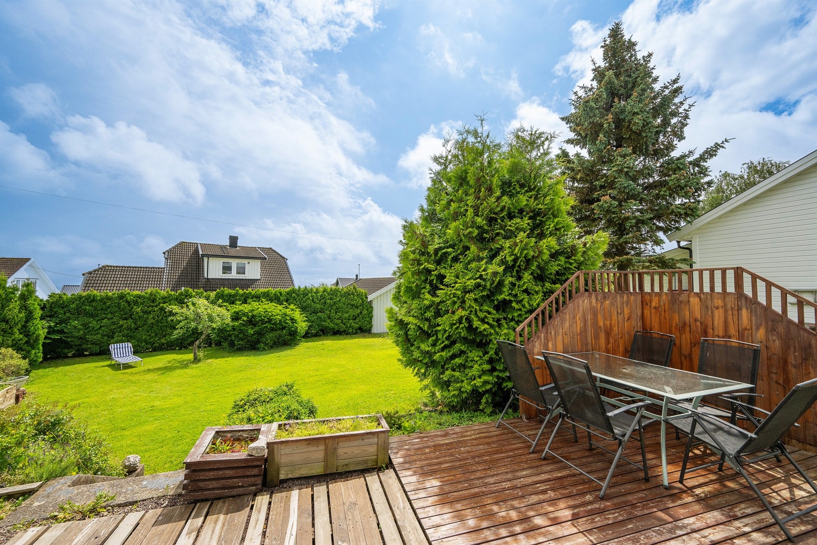 Lun og usjenert uteplass ved inngangspartiet Galleribilde