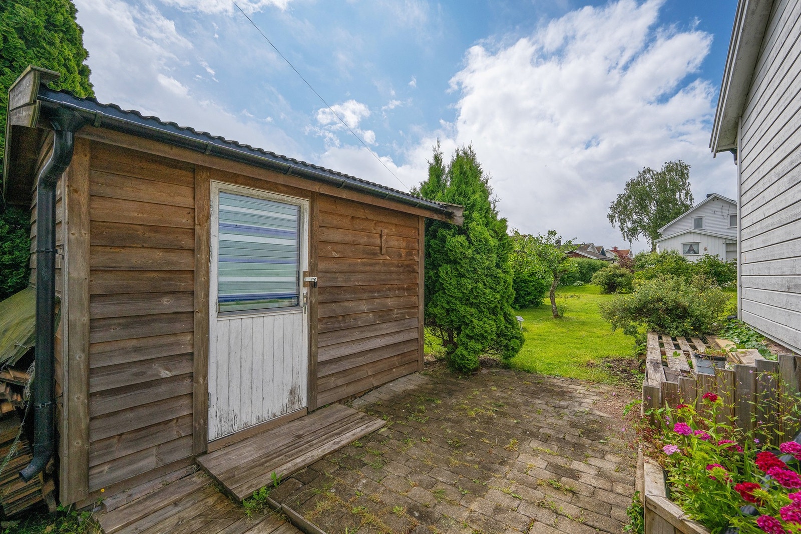 Da kjelleren er innredet til bolig er det kjekt med en stor bod i hagen Galleribilde