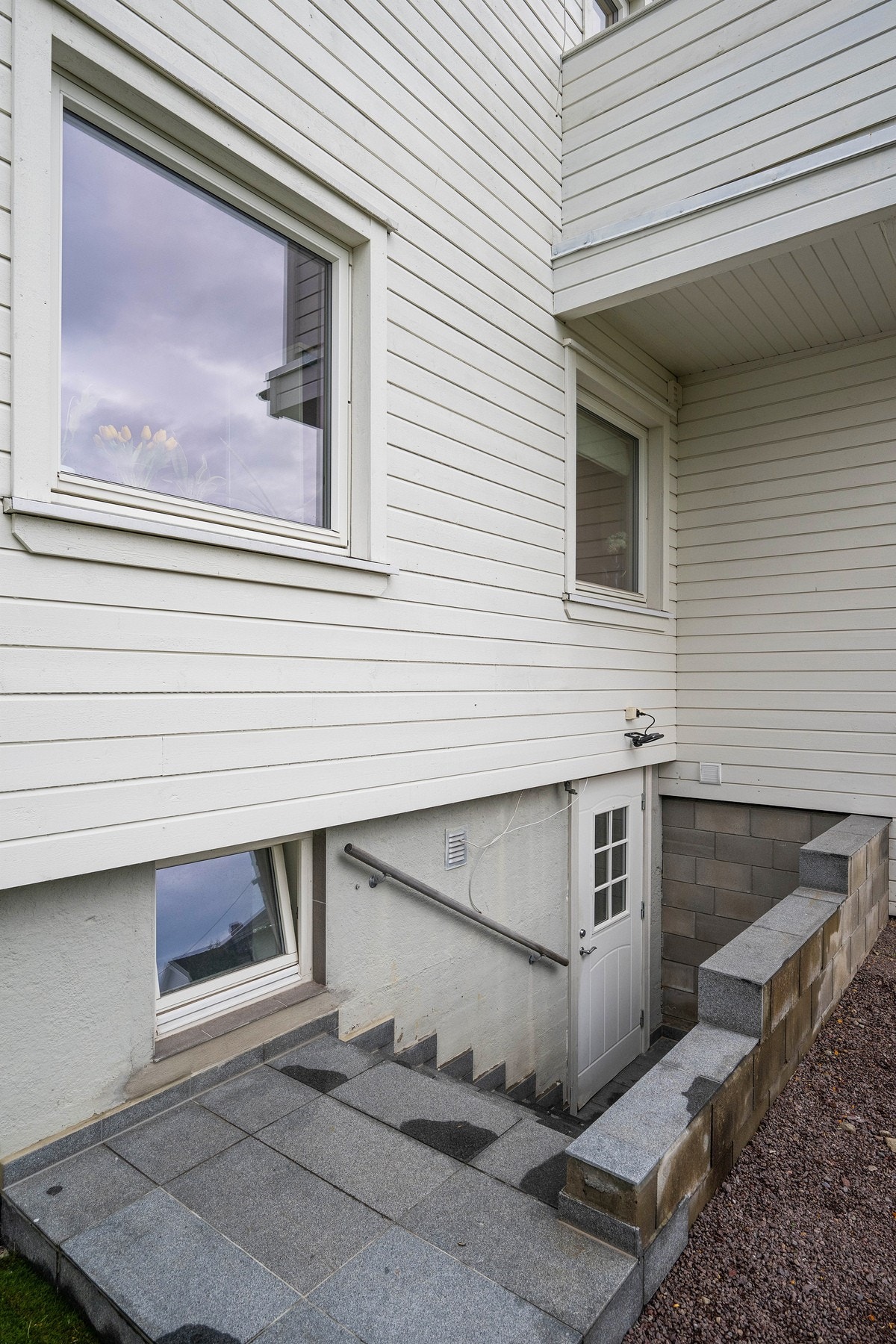 Da tar vi turen ned i kjelleren - det er både utvendig adkomst og innvendig trapp Galleribilde