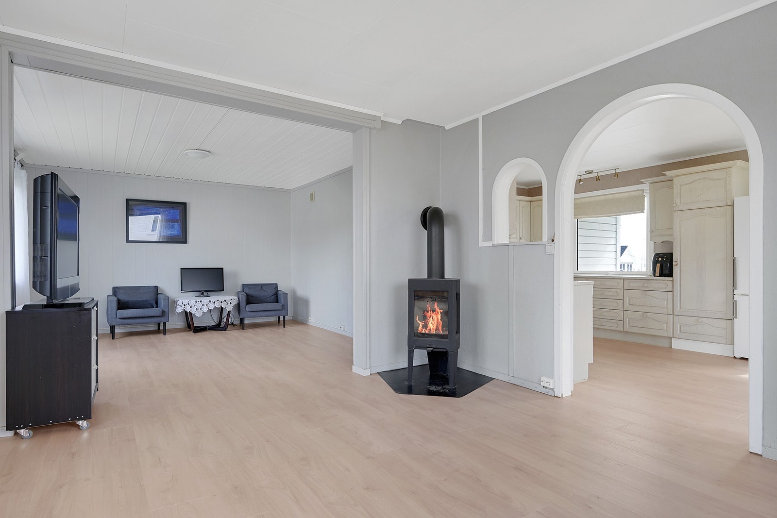 Her ser vi både kjøkkenet og de to stuene Galleribilde