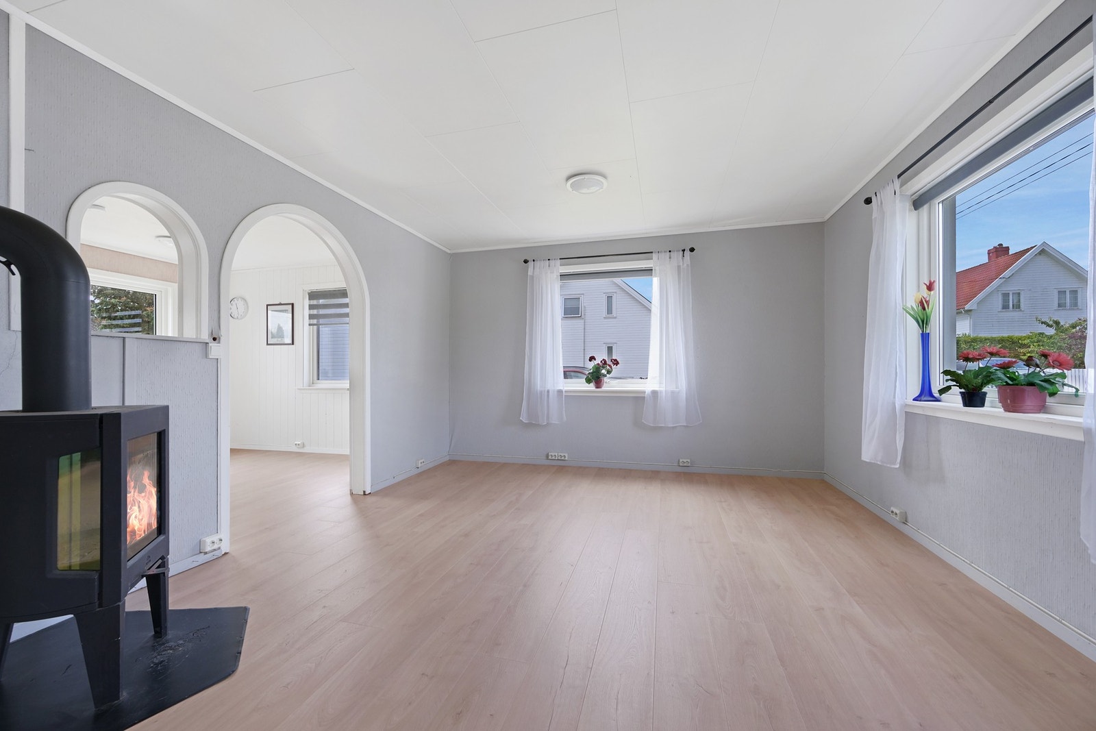 Det er to sammenhengende stuer og buene er inn mot kjøkkenet Galleribilde